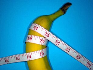 medición del pene durante la ampliación usando un plátano como ejemplo
