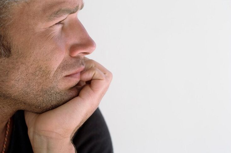 un hombre está pensando en agrandar el pene