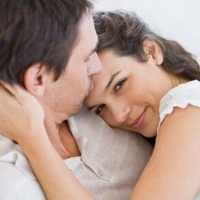 mujer con hombre con gel para agrandar el pene