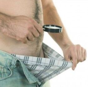 un hombre se baja los pantalones y quiere agrandar su pene con gel